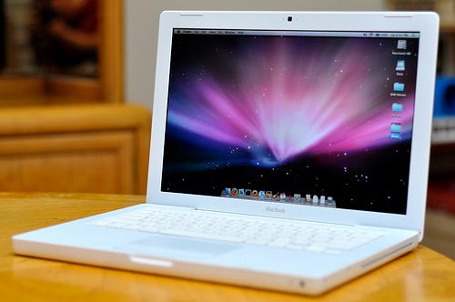 Apple Macbook 4,1 Intel Duo Core @ 2.4 GHz / 2GB / 128 GB Storage - Refurbished Apple laptop 115.00